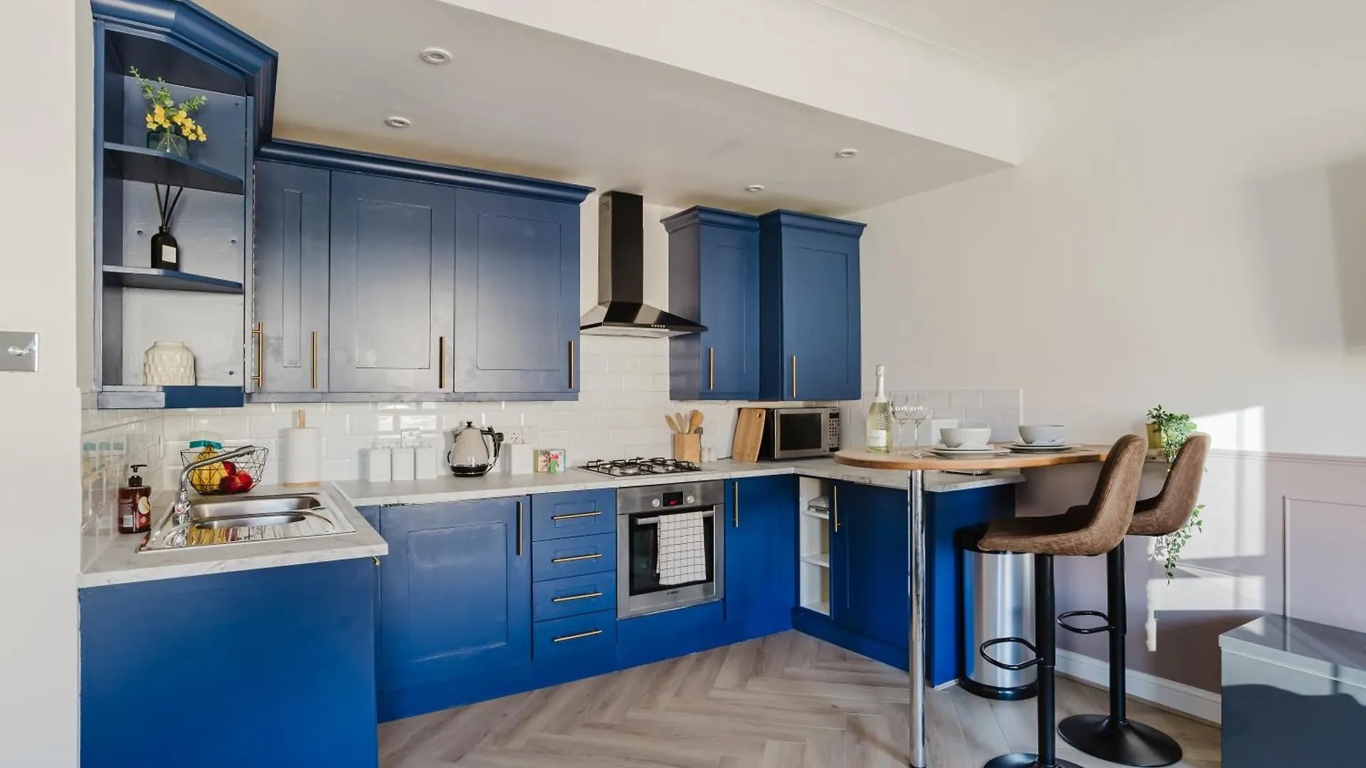 Newly Renovated Stylish Urban Modern 2Bed 1Bath E14 Flat Appartement Londen