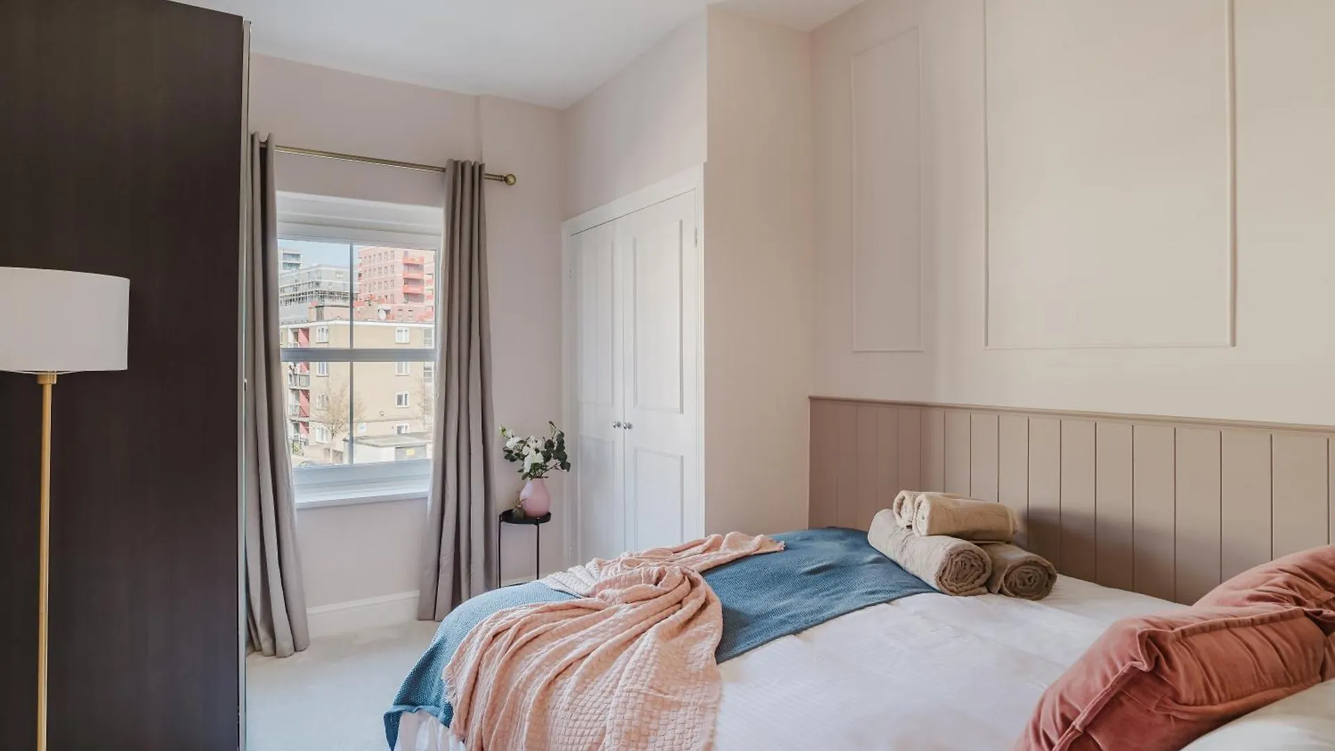Newly Renovated Stylish Urban Modern 2Bed 1Bath E14 Flat Appartement Londen