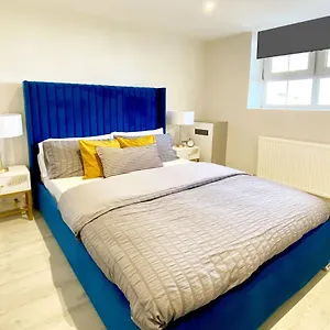 Perfect Location- 5 Minutes From Tower Bridge ! 8 Minutes Walk From Tube Apartment