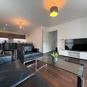 Modern 2br 2ba Wparking Sleeps 6 Comfortably Apartment