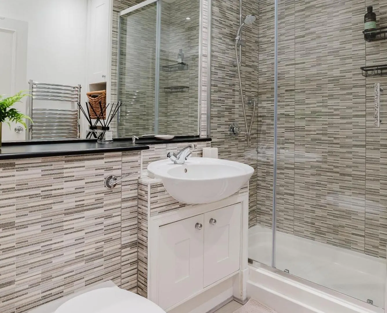 Newly Renovated Stylish Urban Modern 2Bed 1Bath E14 Flat Apartment London