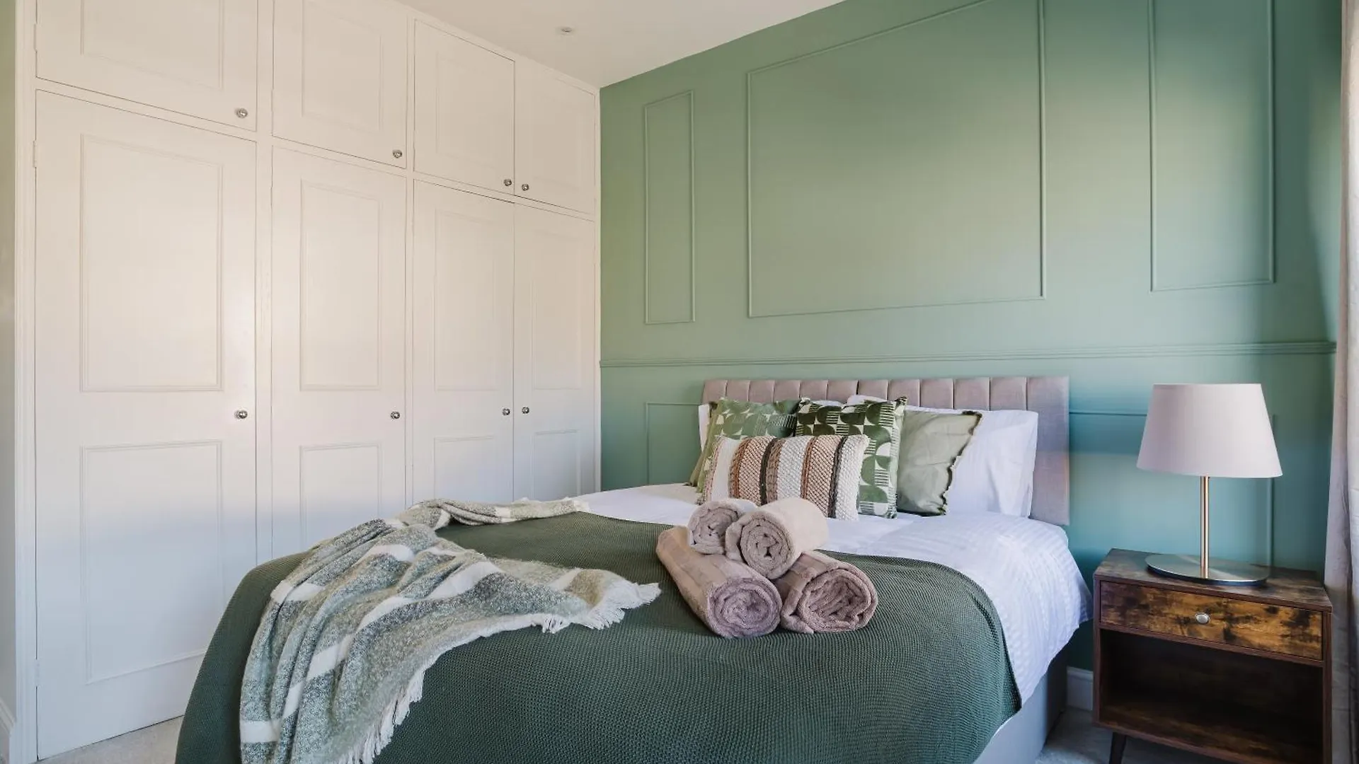 Newly Renovated Stylish Urban Modern 2Bed 1Bath E14 Flat Apartment London