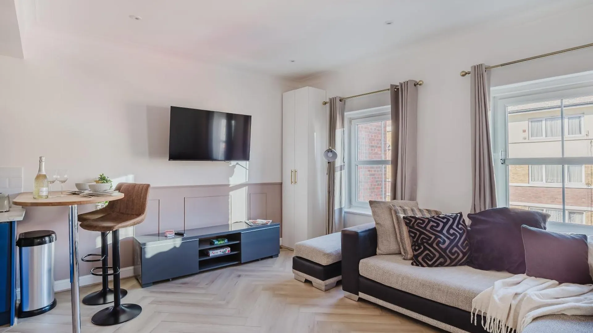 Newly Renovated Stylish Urban Modern 2Bed 1Bath E14 Flat Apartment London United Kingdom