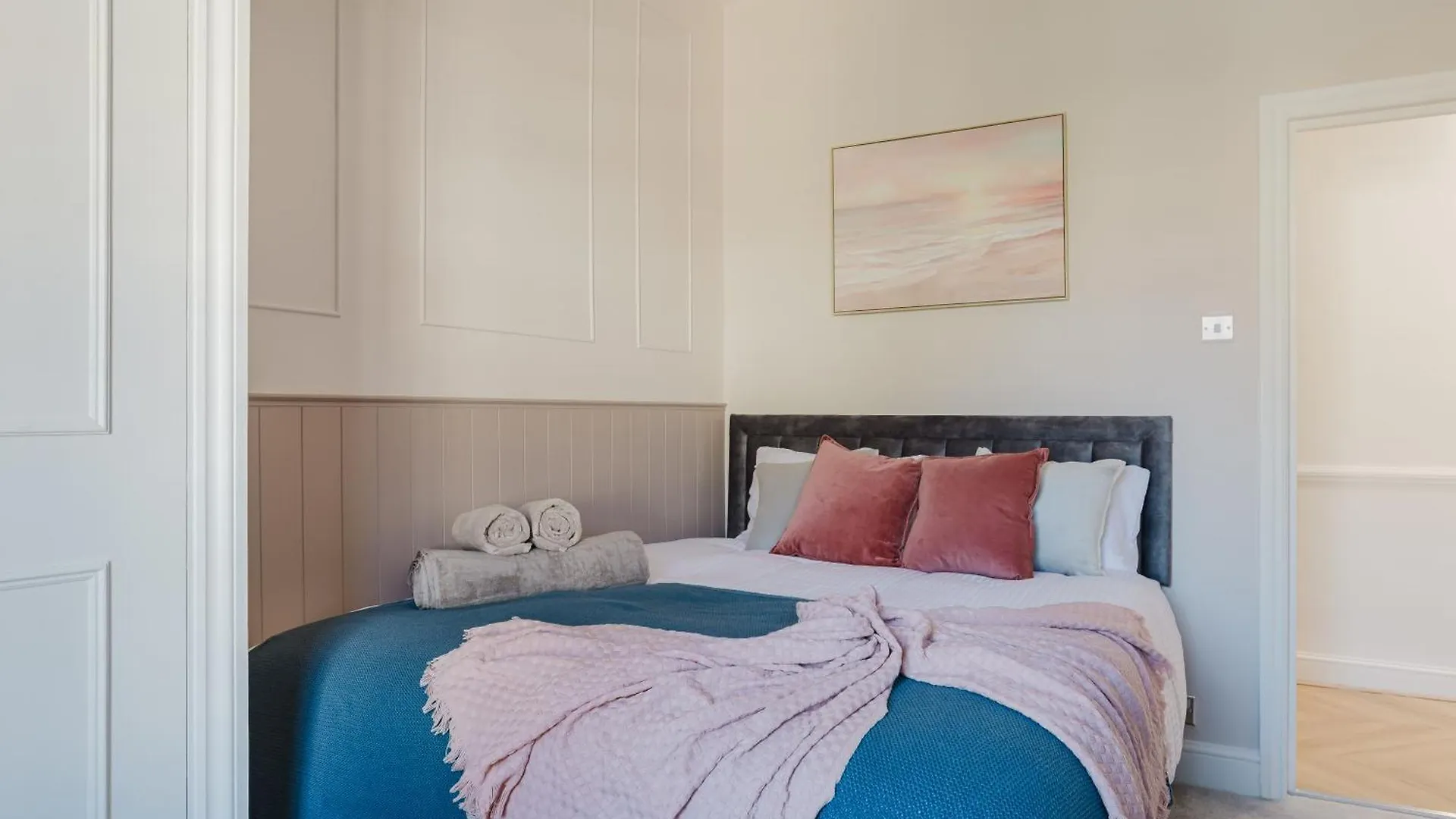 Newly Renovated Stylish Urban Modern 2Bed 1Bath E14 Flat Apartment London 0*,  United Kingdom