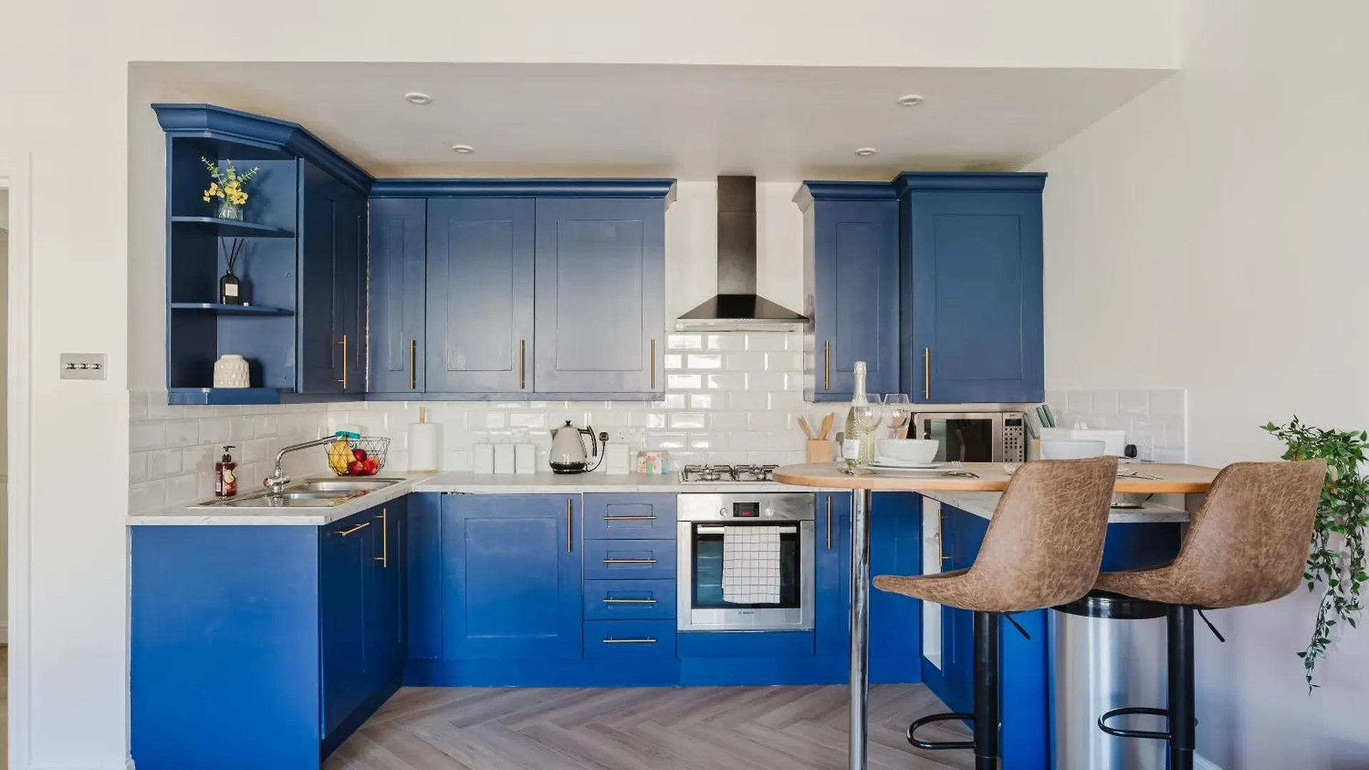 Newly Renovated Stylish Urban Modern 2Bed 1Bath E14 Flat Apartment London