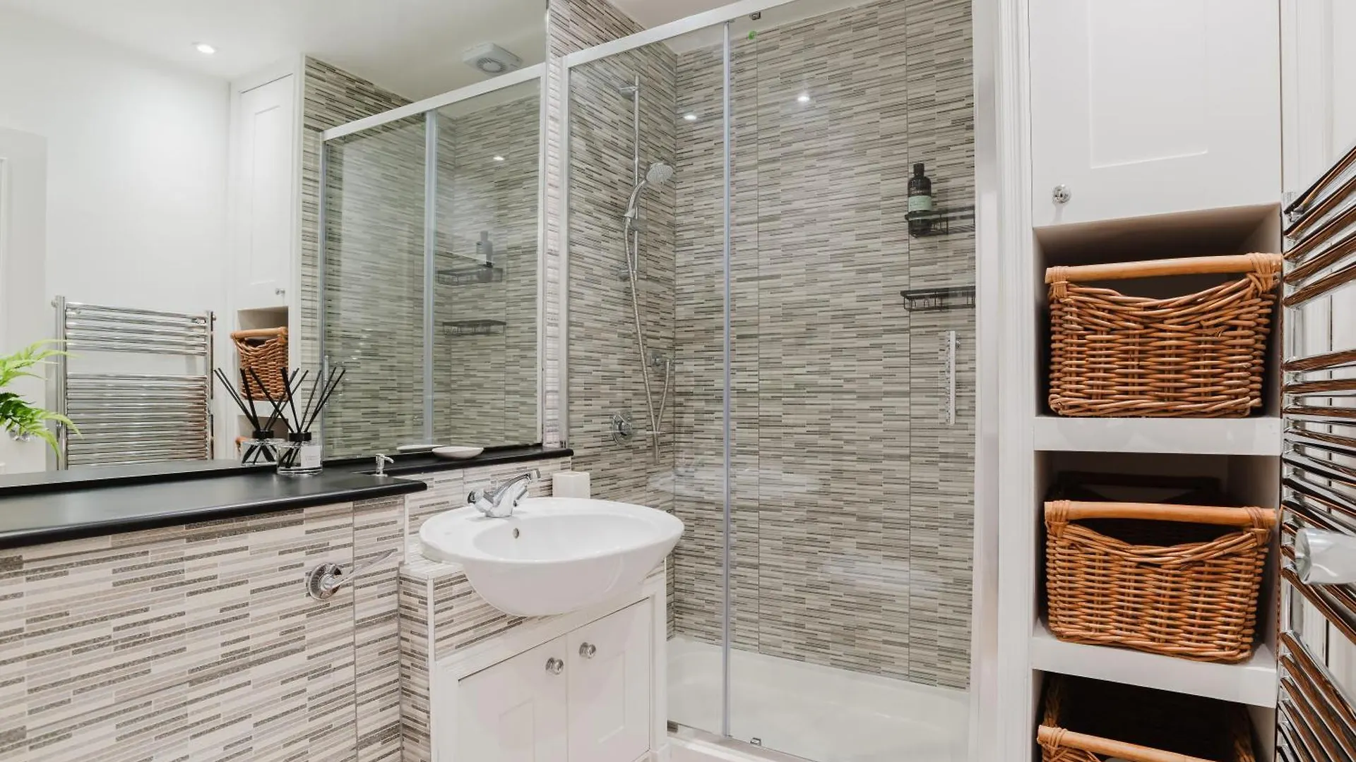 Newly Renovated Stylish Urban Modern 2Bed 1Bath E14 Flat Apartment London 0*,  United Kingdom