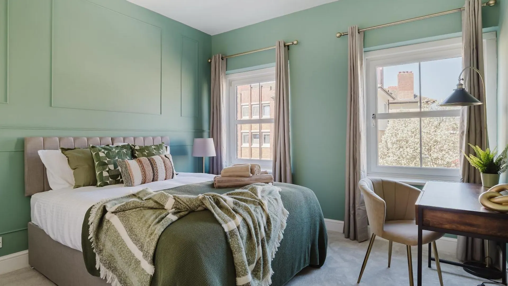 Newly Renovated Stylish Urban Modern 2Bed 1Bath E14 Flat Apartment London
