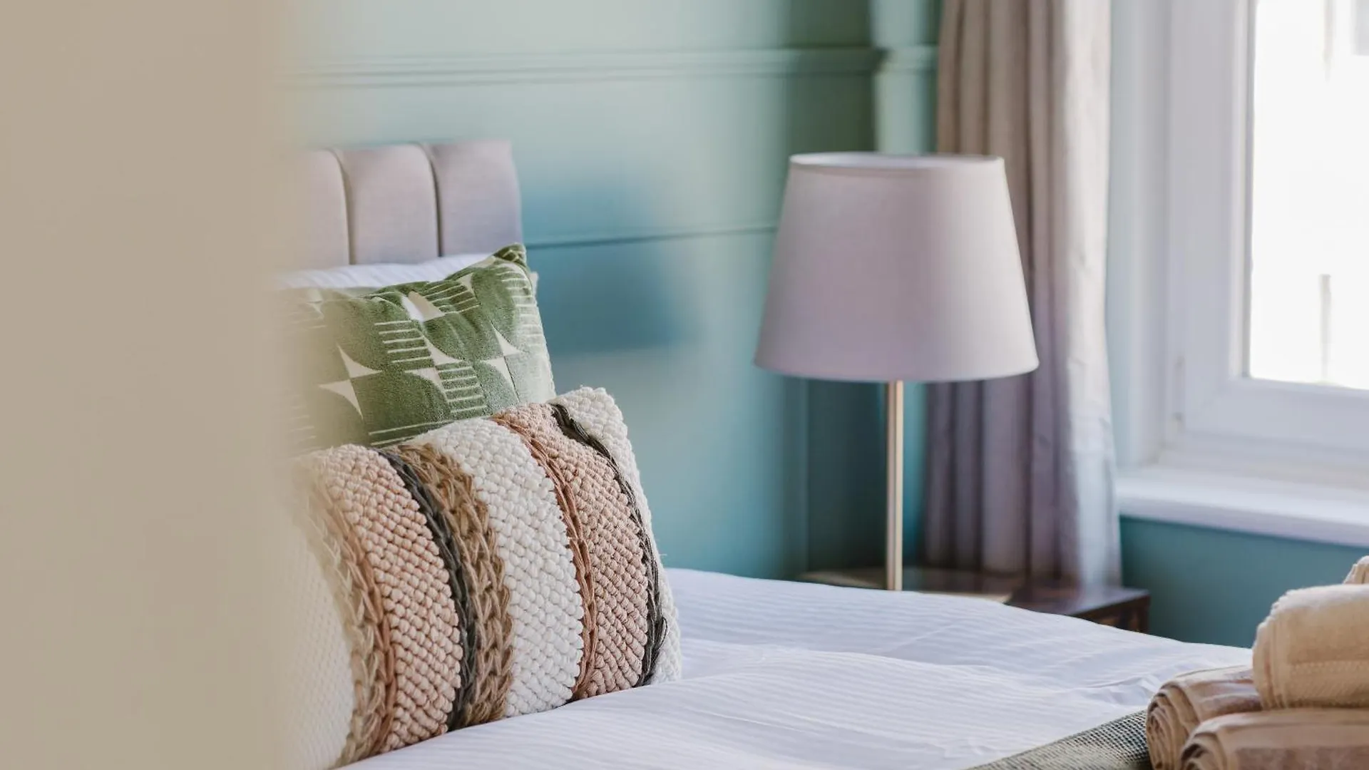 Newly Renovated Stylish Urban Modern 2Bed 1Bath E14 Flat Apartment London