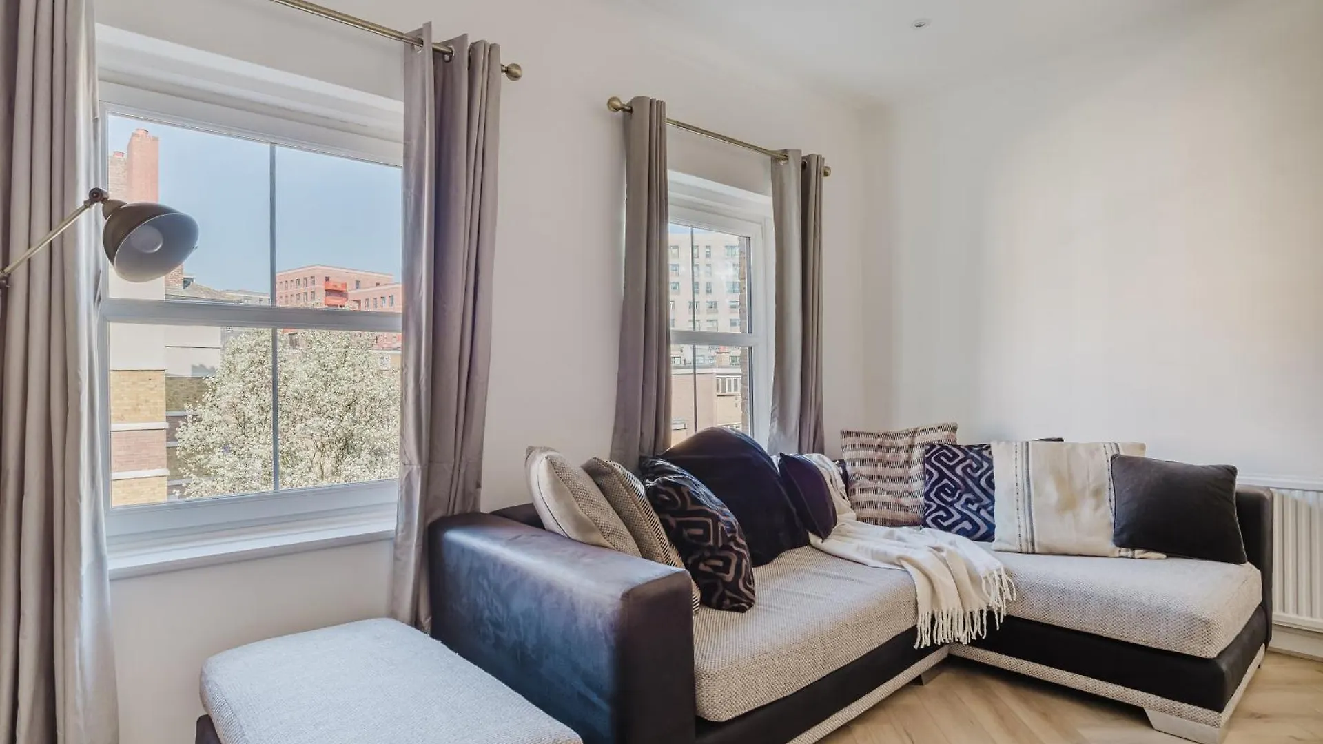 Newly Renovated Stylish Urban Modern 2Bed 1Bath E14 Flat Apartment London 0*,